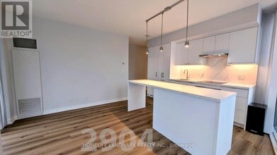 88 Harbour St in Toronto, ON - Building Photo - Building Photo