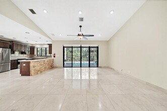 645 NW 102nd Ave in Coral Springs, FL - Foto de edificio - Building Photo