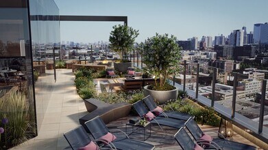 1063 W Van Buren St in Chicago, IL - Foto de edificio - Building Photo