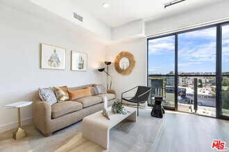 3800 Mentone Ave in Culver City, CA - Building Photo - Building Photo