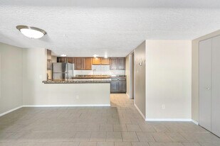 207 Camino de los Marquez, Unit #5 in Santa Fe, NM - Building Photo