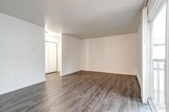 Images Columbia Apartments in Portland, OR - Foto de edificio - Building Photo