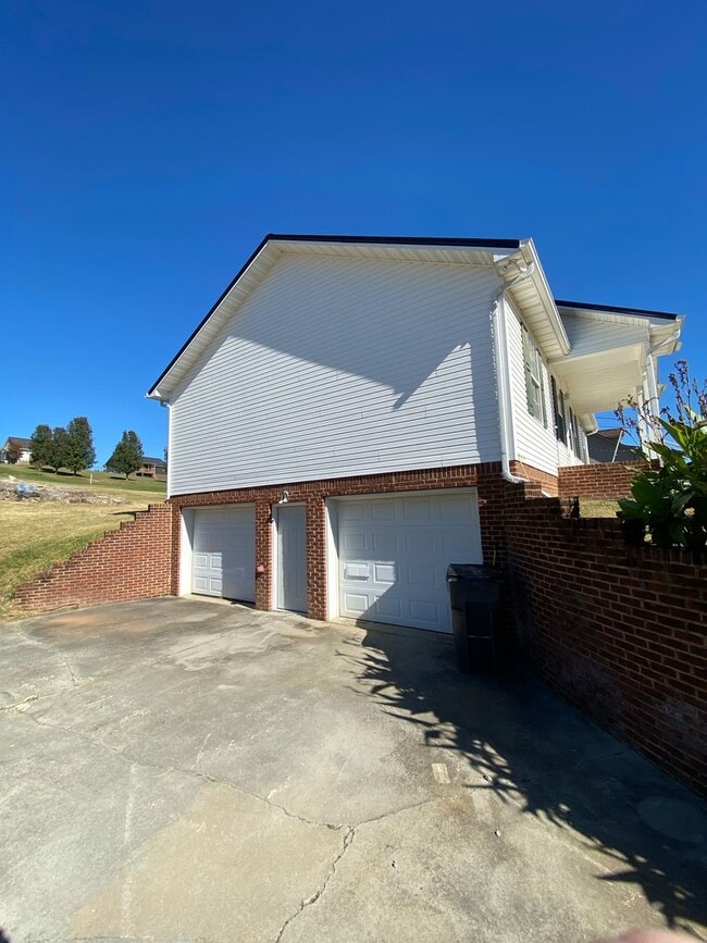 1887 Warrensburg Rd in Whitesburg, TN - Building Photo - Building Photo