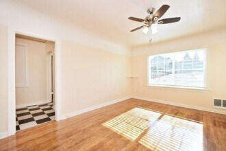 11240 SW Barbur Blvd, Unit 09 in Portland, OR - Foto de edificio - Building Photo