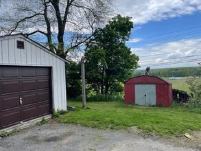 1069 Ellis Hollow Rd in Ithaca, NY - Foto de edificio - Building Photo