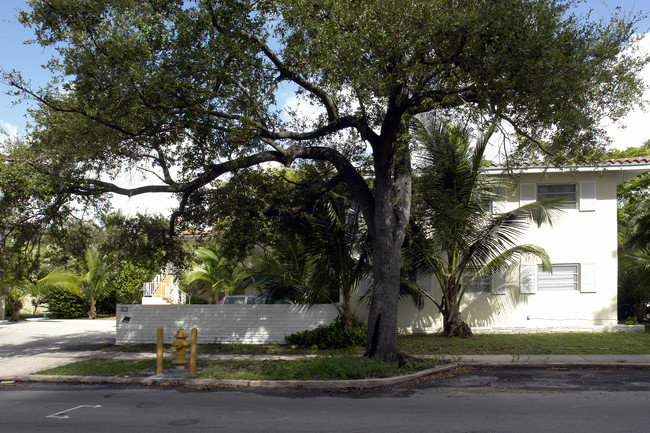 61 Edgewater Dr in Coral Gables, FL - Building Photo - Building Photo