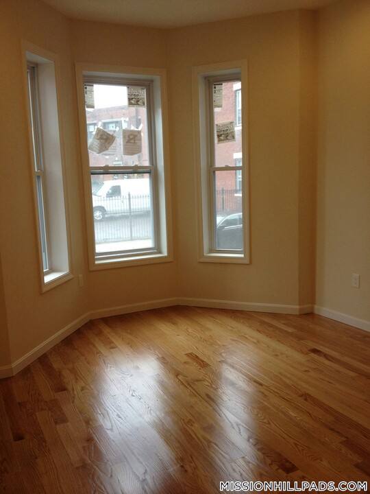 10 Moreland St in Boston, MA - Building Photo