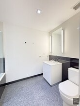 NO fee 1 bed 1 bath on the 22nd floor - Su in New York, NY - Building Photo - Building Photo
