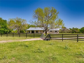 10511 Hibbs Ln in Manor, TX - Foto de edificio - Building Photo