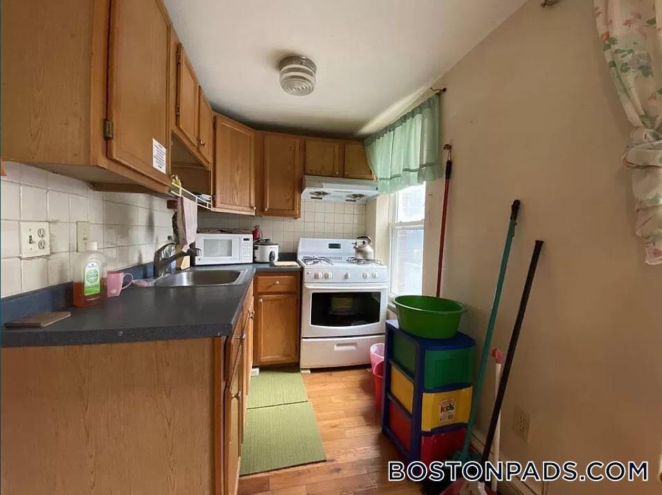 2 Johnny Ct in Boston, MA - Building Photo