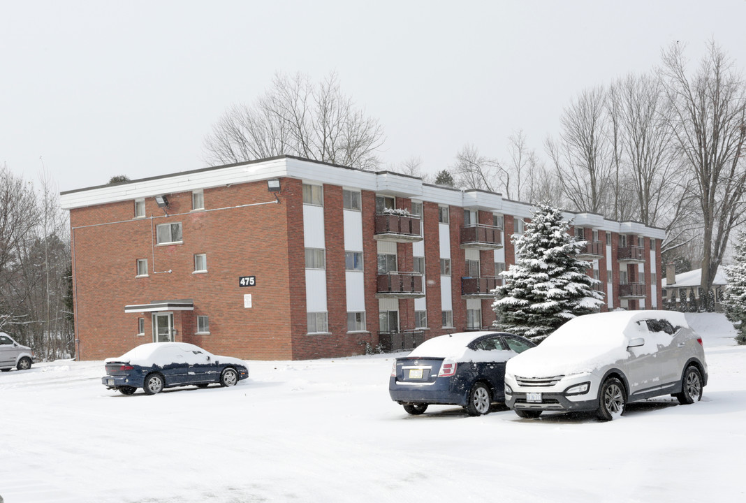 475 Parkside Dr in Waterloo, ON - Building Photo