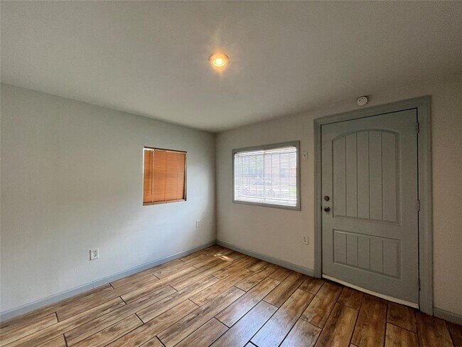2211 Schweikhardt St in Houston, TX - Building Photo - Building Photo