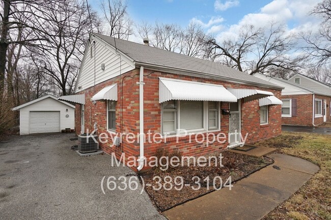 1045 N New Florissant Rd in Florissant, MO - Building Photo - Building Photo
