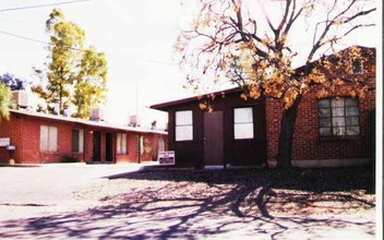 1050-1088 E Navajo Rd in Tucson, AZ - Building Photo - Building Photo