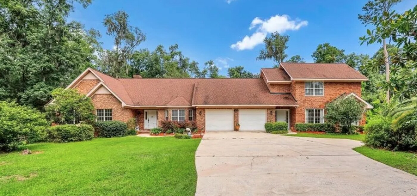 393 Dutchman's Cove Rd in Midway, GA - Building Photo