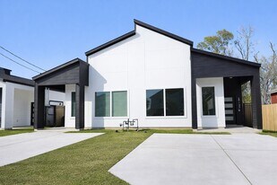 8137 Cabot St in Houston, TX - Building Photo