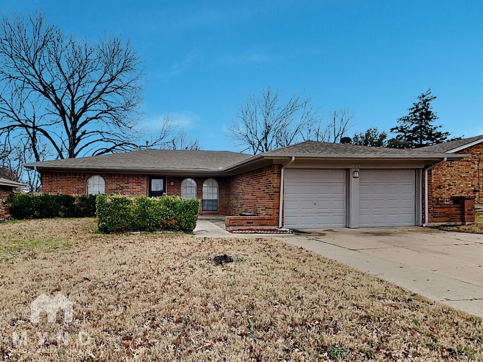 1922 Briar Meadow Dr in Arlington, TX - Building Photo