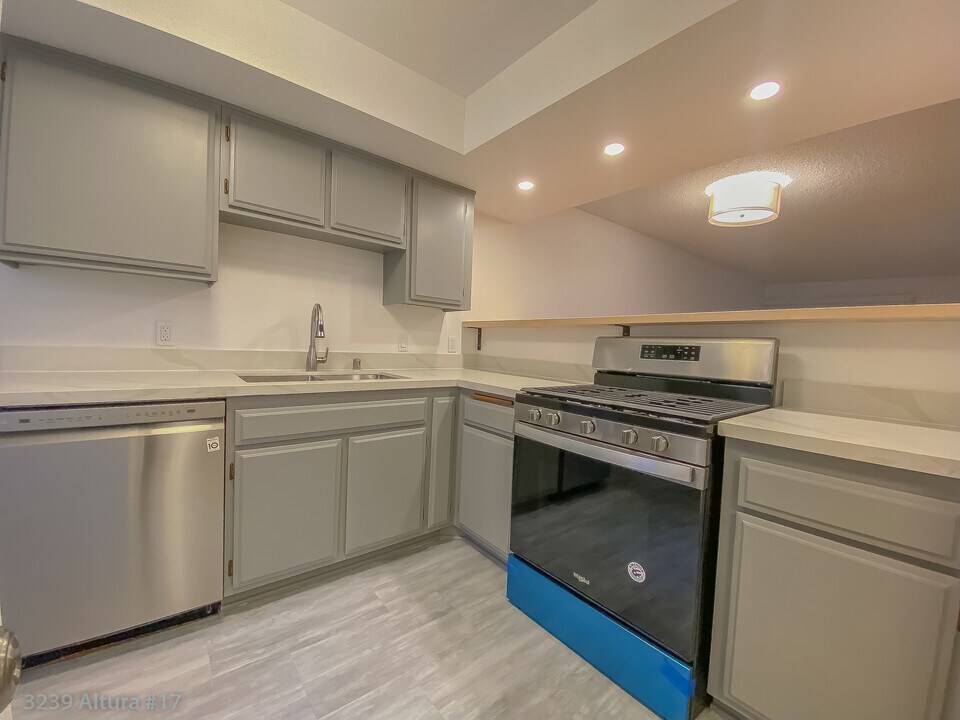 3239 Altura Ave in Glendale, CA - Building Photo