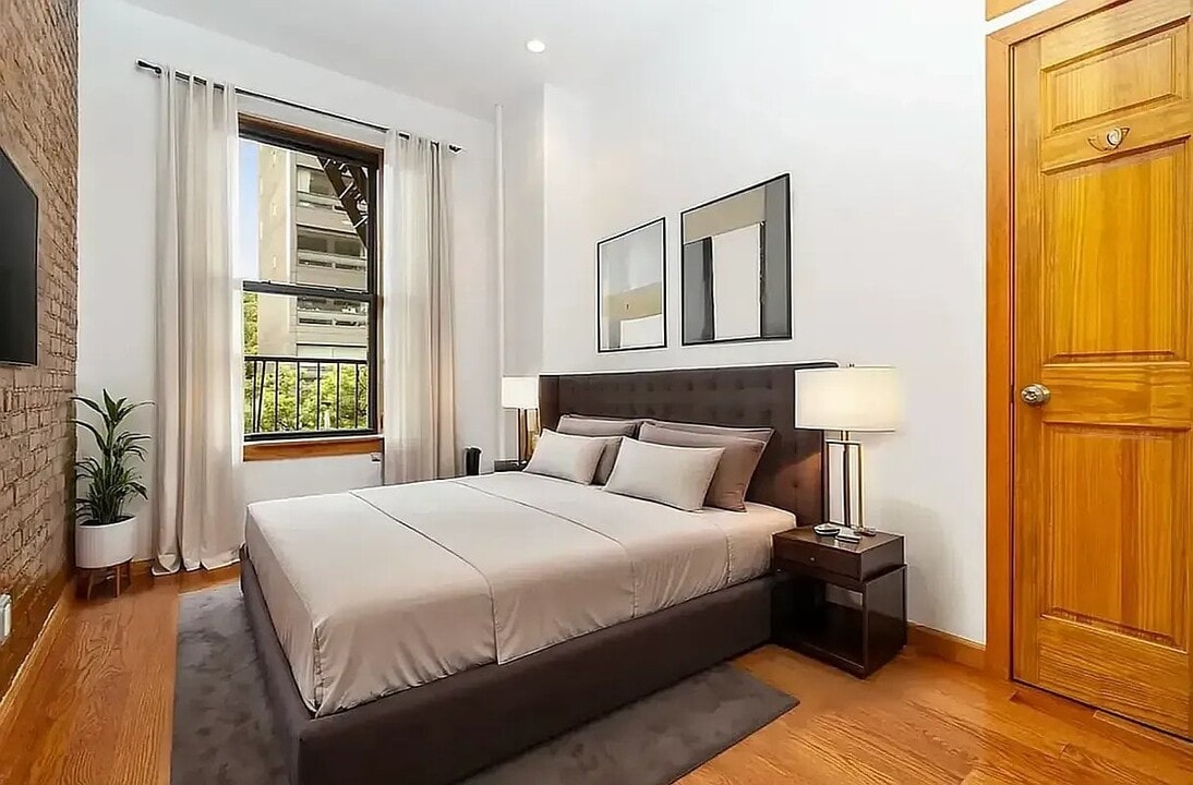 564 Hudson St, Unit 7 in New York, NY - Building Photo