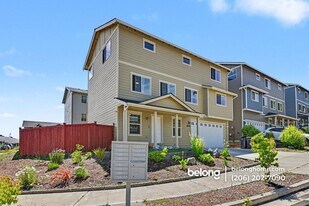 1895 Hardway Ln in Bremerton, WA - Building Photo