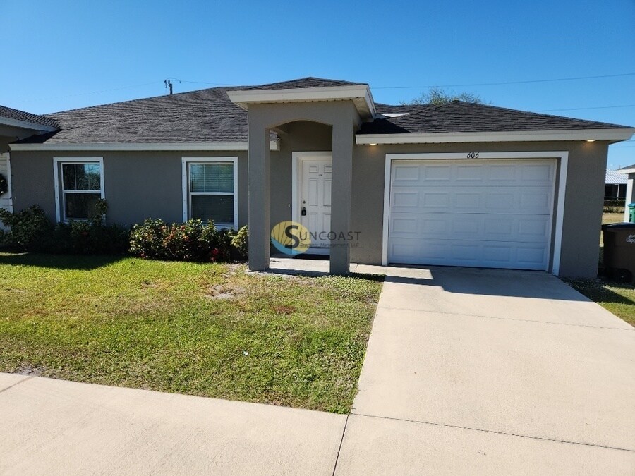 606 Skyline Blvd in Cape Coral, FL - Building Photo