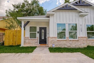 5122 Southwind St-Unit -A in Houston, TX - Foto de edificio - Building Photo