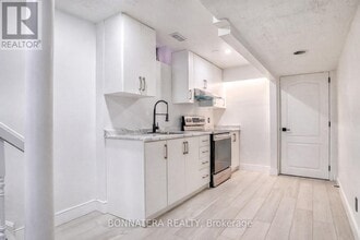 6175 Ford Rd in Mississauga, ON - Building Photo - Building Photo