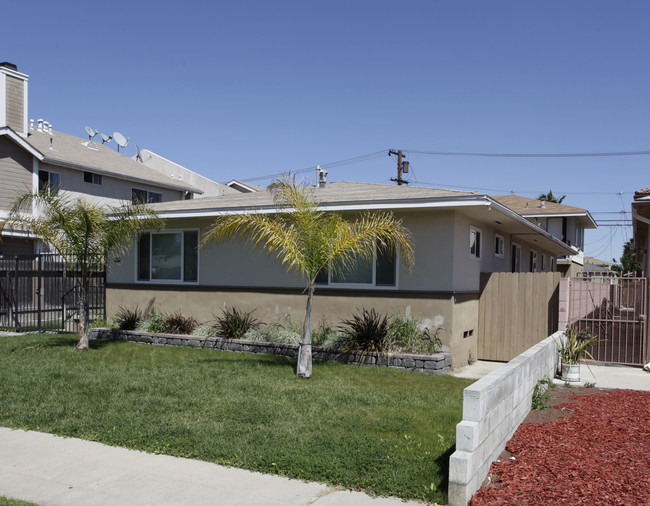 4449-4451 Winona Ave in San Diego, CA - Foto de edificio - Building Photo