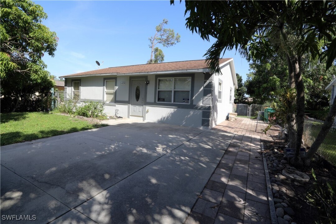 5458 Martin St in Naples, FL - Building Photo