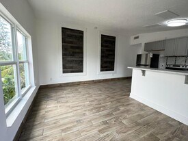 1050 W 7th St in Riviera Beach, FL - Building Photo