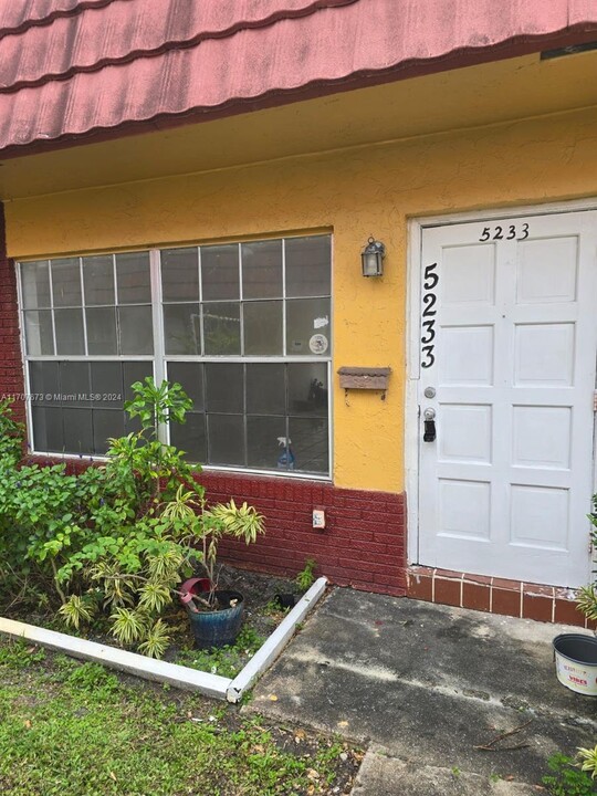 5233 NW 27th St in Lauderhill, FL - Building Photo