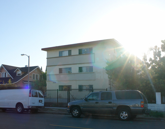 425 N Kenmore Ave in Los Angeles, CA - Building Photo - Building Photo