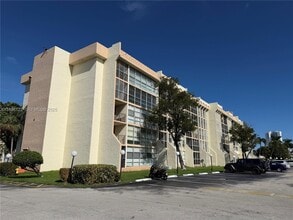 801 Three Islands Boulevard in Hallandale Beach, FL - Building Photo - Building Photo