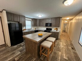 38055 Leverette Ave in Clinton Township, MI - Building Photo