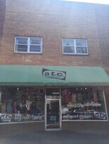 736 Massachusetts St in Lawrence, KS - Building Photo