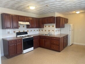 585 Main St in East Greenwich, RI - Building Photo - Building Photo