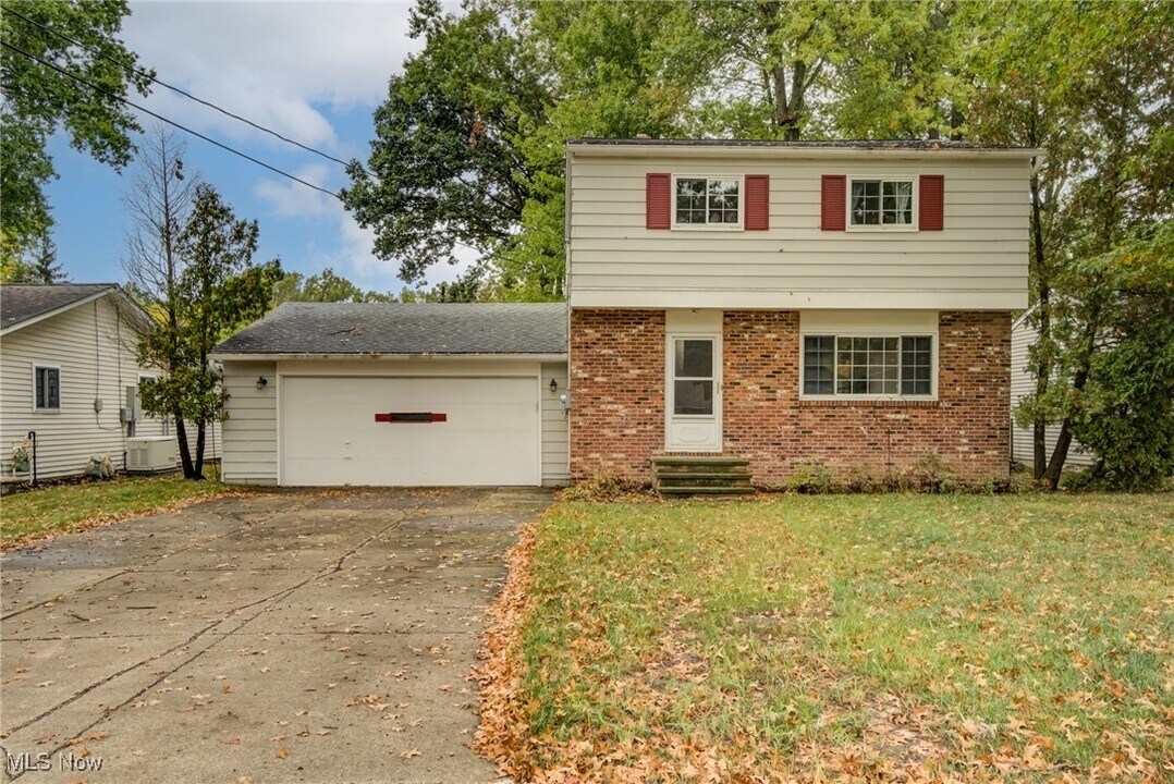 38109 Poplar Dr in Willoughby, OH - Building Photo