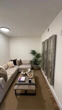 208 SE 1st Ter, Unit A2 in Dania Beach, FL - Foto de edificio - Building Photo