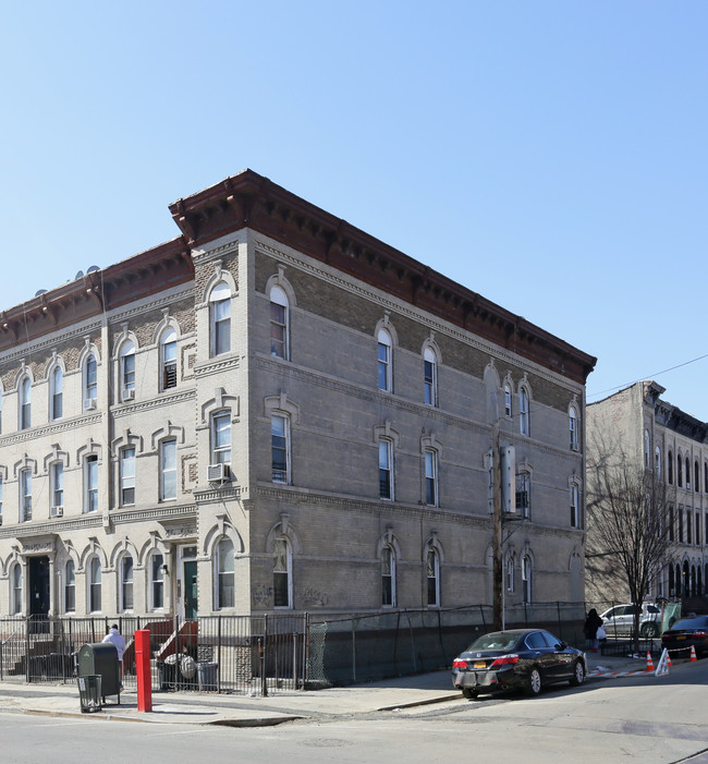 82 Saratoga Ave in Brooklyn, NY - Foto de edificio - Building Photo