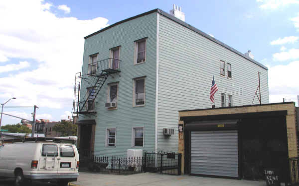 212 Kent St in Brooklyn, NY - Foto de edificio - Building Photo