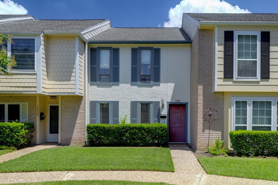 10331 Longmont Dr in Houston, TX - Building Photo