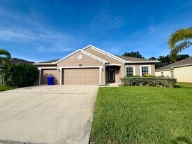 5997 Ridge Lake Cir in Vero Beach, FL - Building Photo