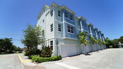 7744 NW 5th St in Plantation, FL - Foto de edificio - Building Photo