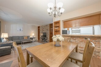 2201 Fountain View Dr in Houston, TX - Building Photo - Building Photo