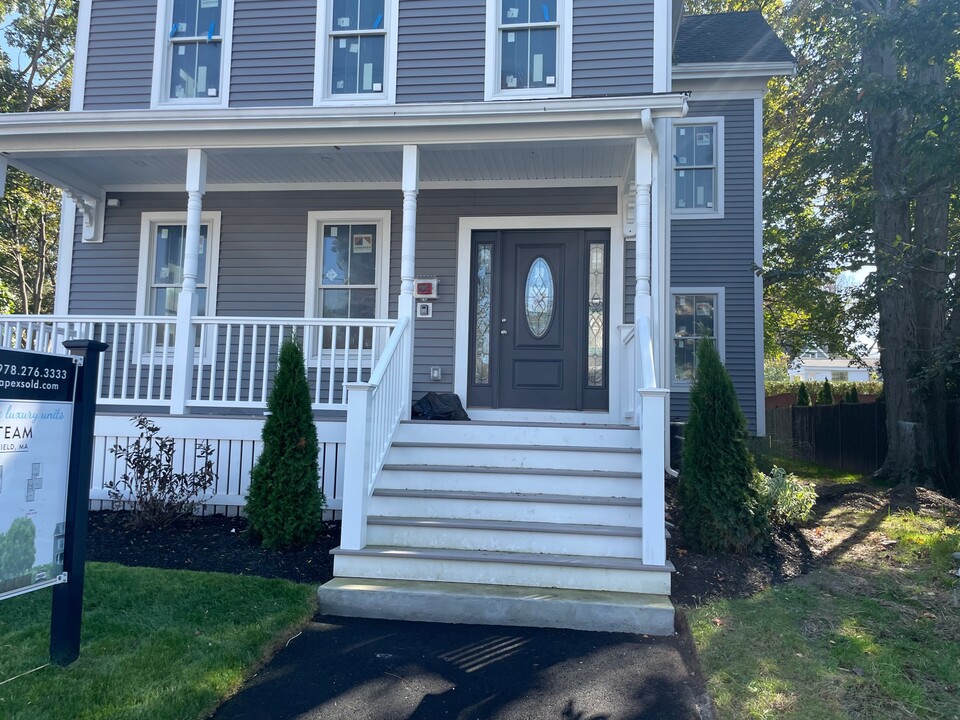 12 Lafayette St in Wakefield, MA - Foto de edificio