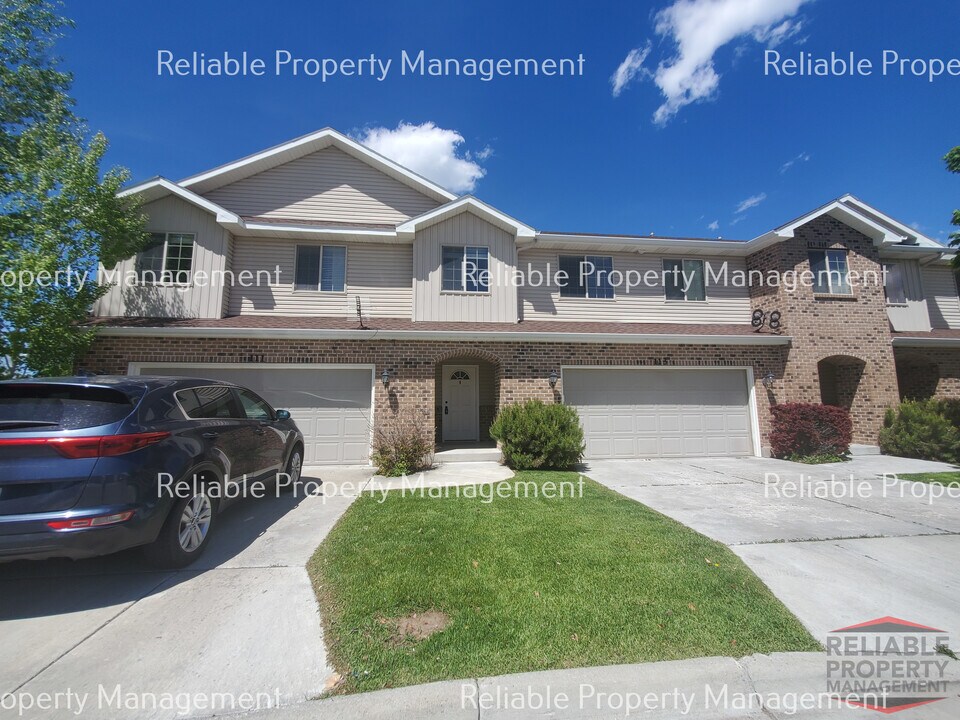 111 Robison Dr in Ammon, ID - Building Photo