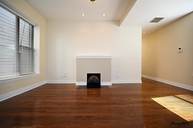 18 W Chestnut St in Chicago, IL - Building Photo - Building Photo