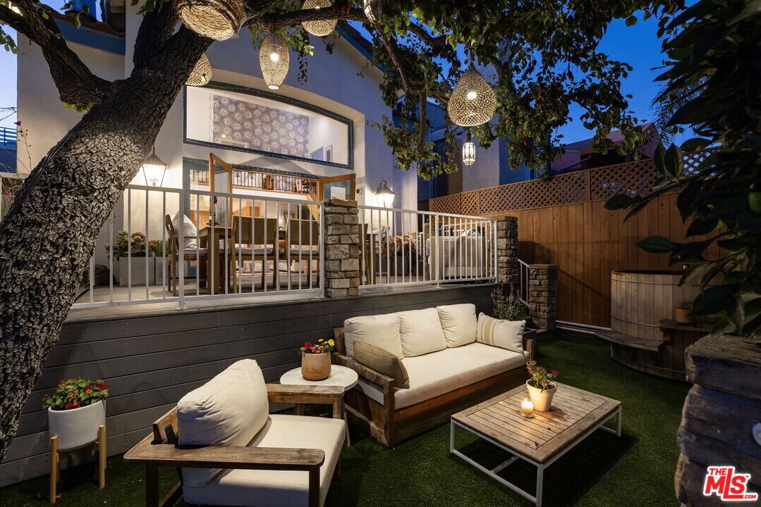439 Carroll Canal in Los Angeles, CA - Building Photo