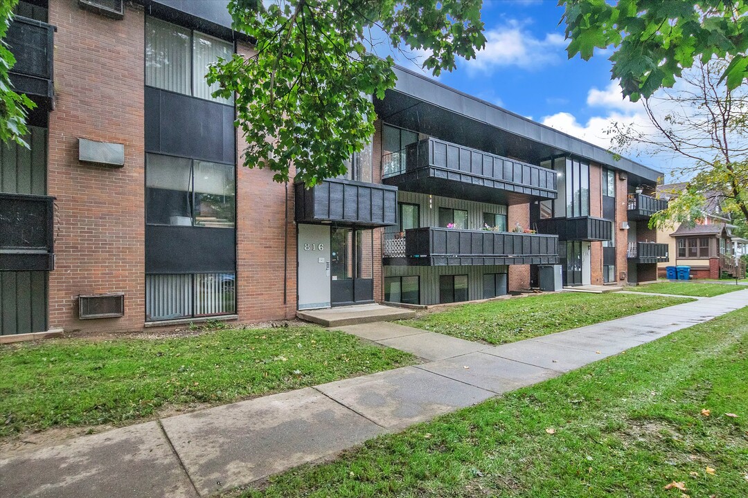 West Walnut Apartments in Kalamazoo, MI - Foto de edificio