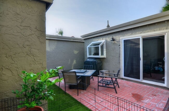 property at 5621 Bluegrass Ln
